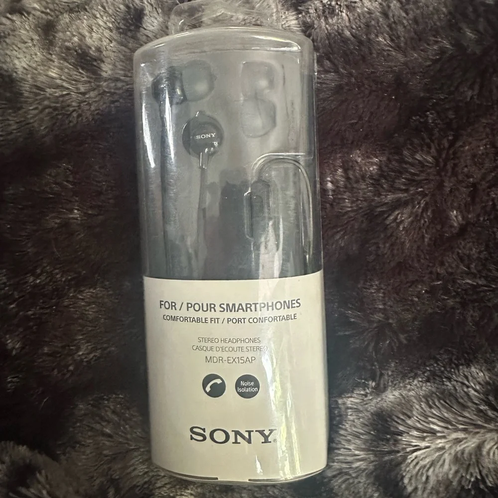 Sony Lightweight in ear headphone with 0.35" 8 Hz–22 kHz driver silicone earbuds - Picture 2 of 5